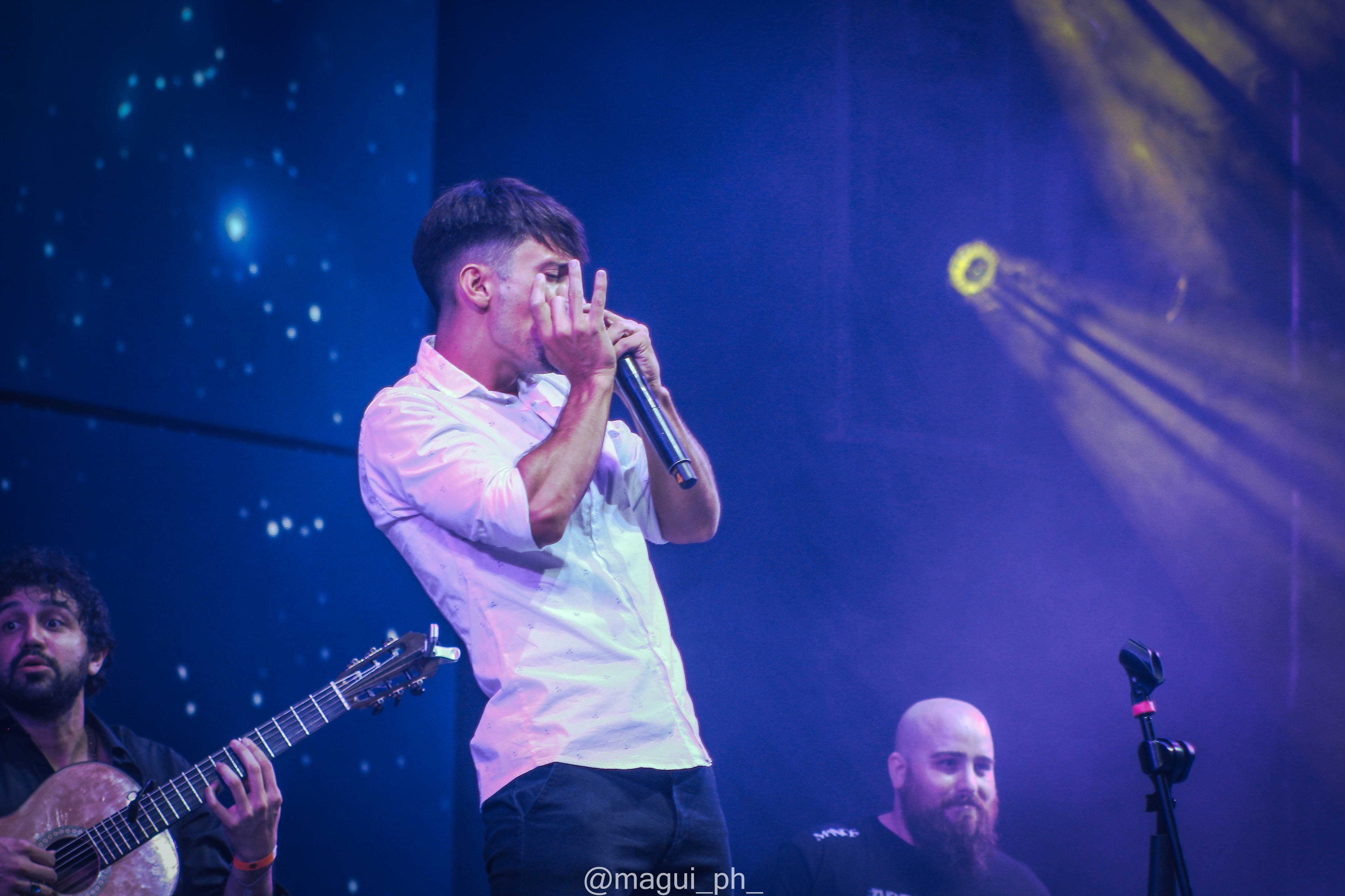Lucio tocando